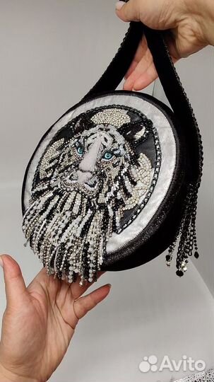 Сумка маленькая черная ручной работы с вышивкой