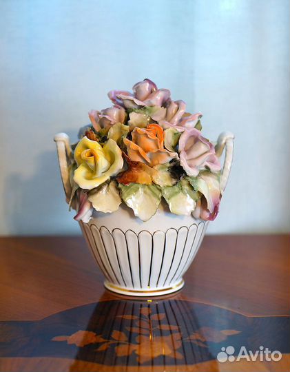 Ваза с фарфоровыми цветами 1 мм толщиной