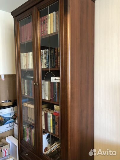 Витрина двухдверная для книг