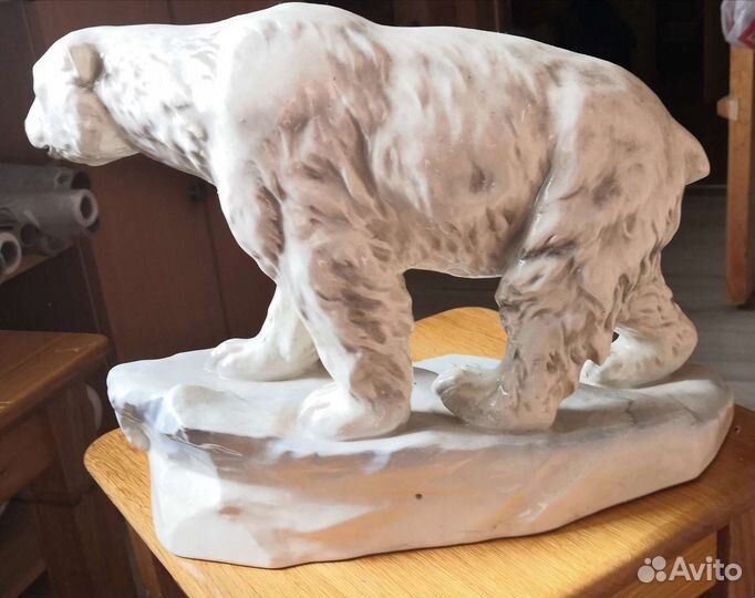 Фарфоровая статуэтка 