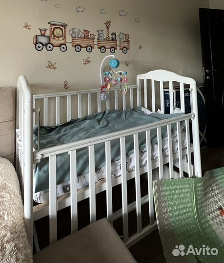 Детская кроватка с маятником