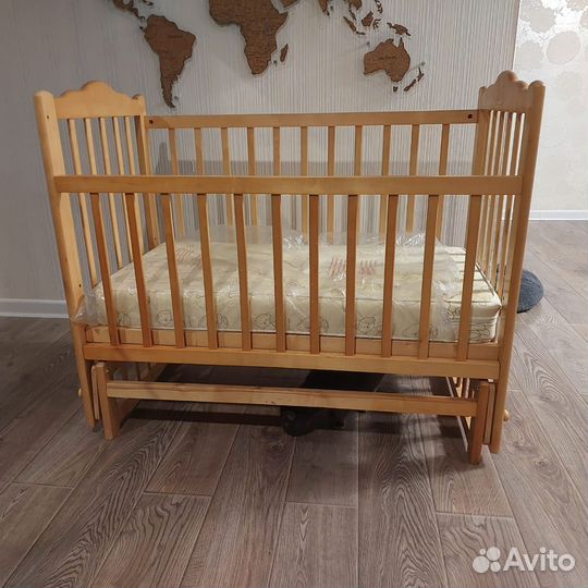 Детская кроватка с маятником