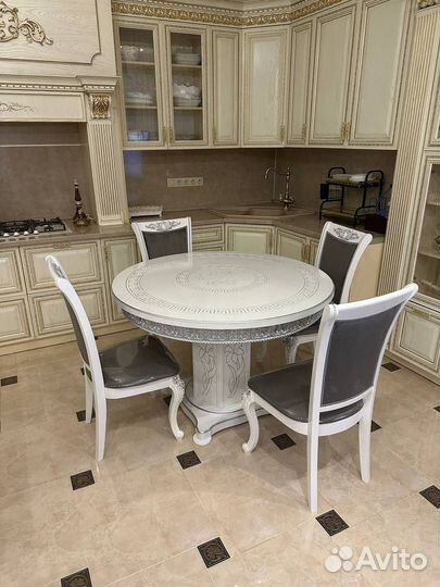 Круглый стол и стулья