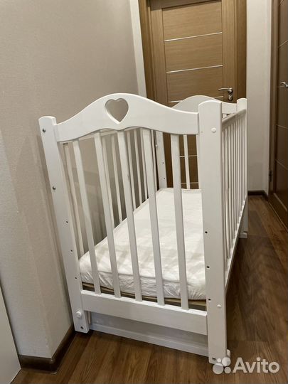 Детская кроватка с поперечным маятником