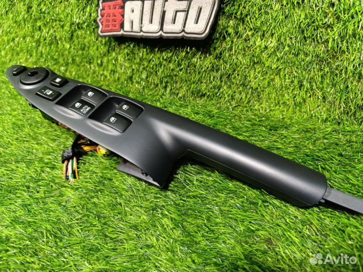 Блок упр. стеклоподьемниками передний левый