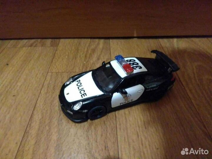 Модели автомобилей, шахматы и домино