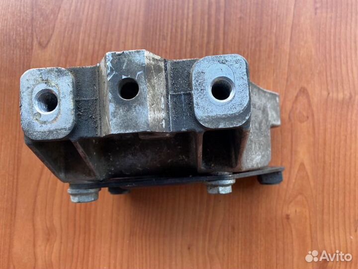 Кронштейн кпп Vw Golf 5+ BSE 2009