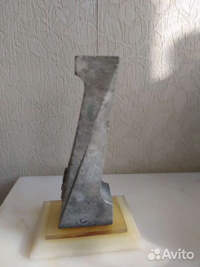 Памятная стелла производства цинка в Узбекистане