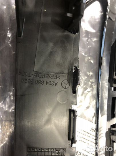 Решетка переднего бампера R на Mercedes W204