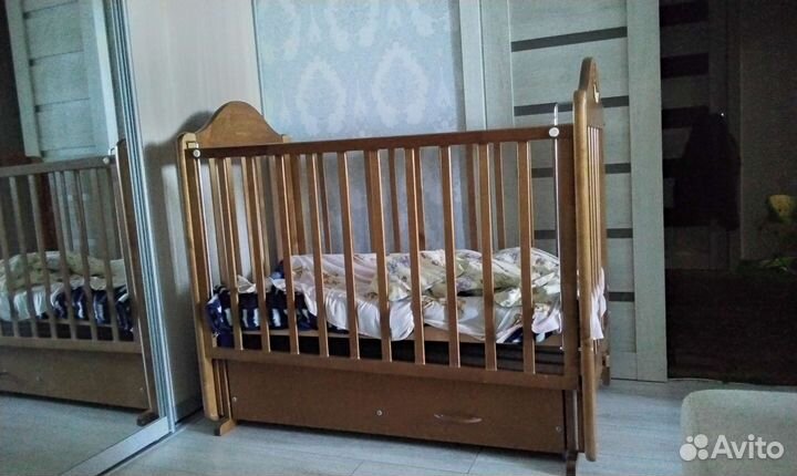 Детская кроватка с маятником