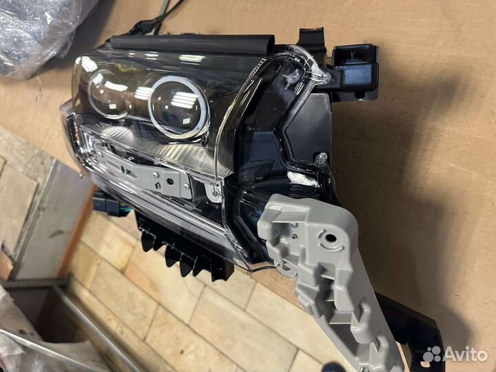 Фара правая Land Cruiser 200 Executive черная