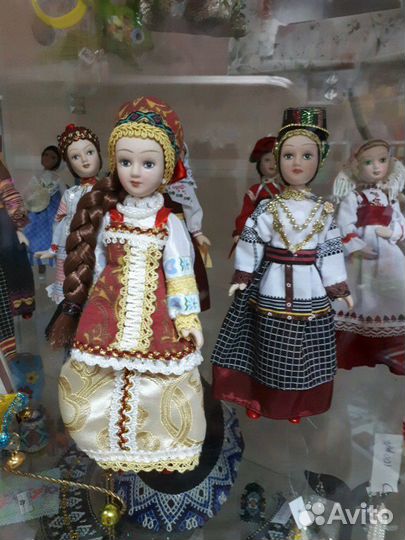 Фарфоровые куколки в национальных костюмах