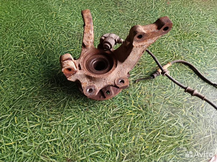 Поворотный кулак передний левый Опель Вектра Б