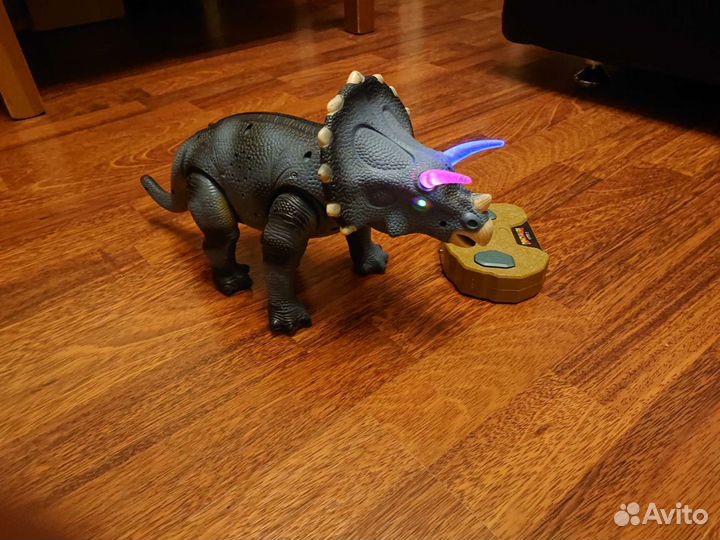 Динозавр с пультом