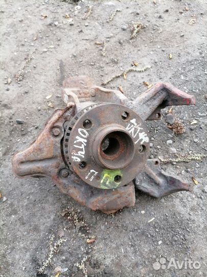 Передний правый поворотный кулак Шкода октавия тур