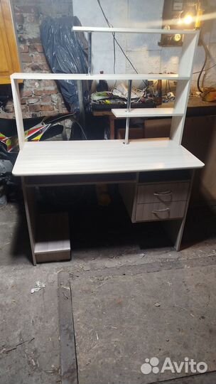 Компьютерный стол белый