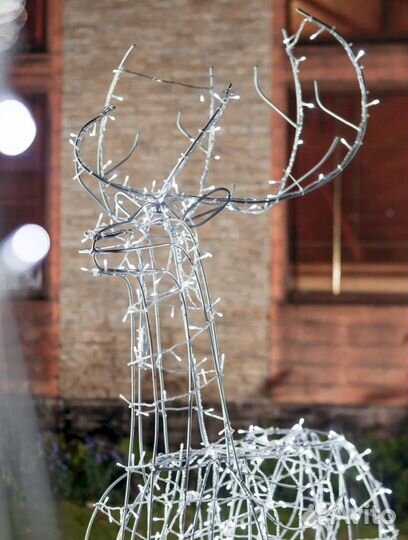 Световые фигуры оленей и саней