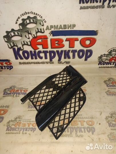 Решетка радиатора передняя левая Mitsubishi