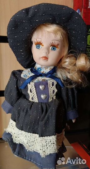 Кукла фарфоровая