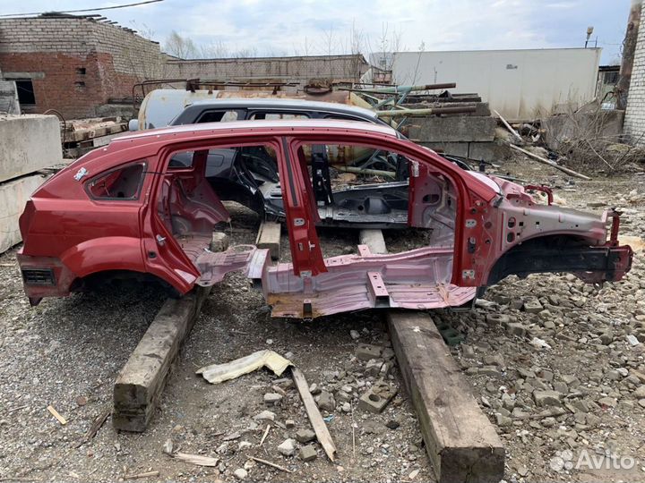 Крыша цвет крвсный Dodge Caliber