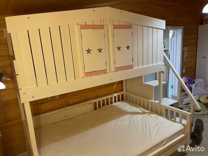 Двухъярусная кровать домик