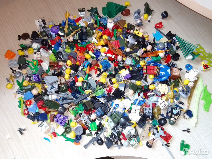 Много Лего человечков, оружия и аксессуаров
