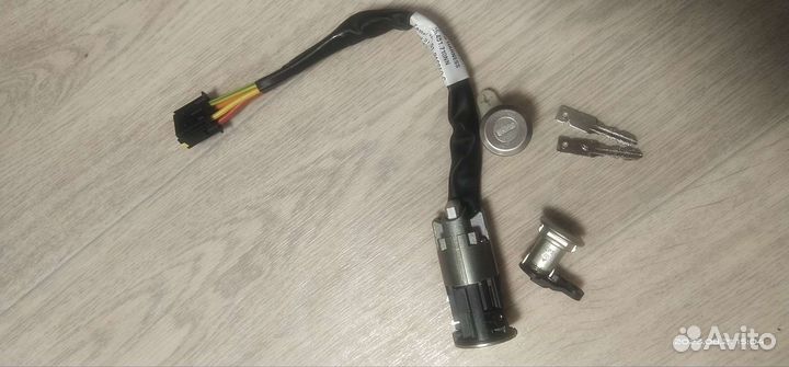 Замок зажигания и две личинки замков