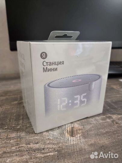 Умная колонка Яндекс.Станция Мини (с часами)