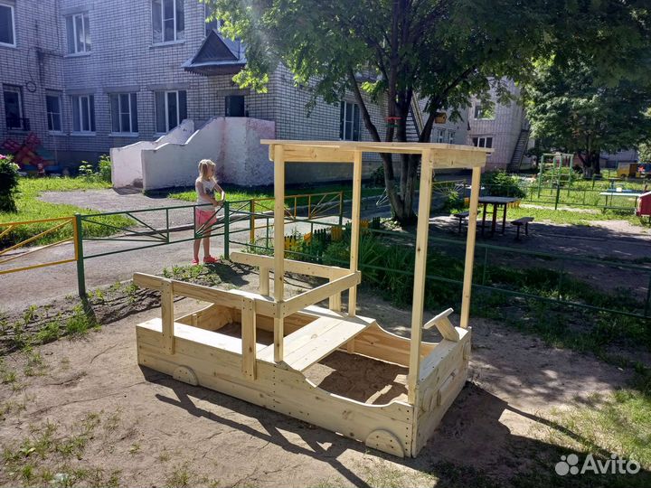 Деревянная машинка для детской площадки