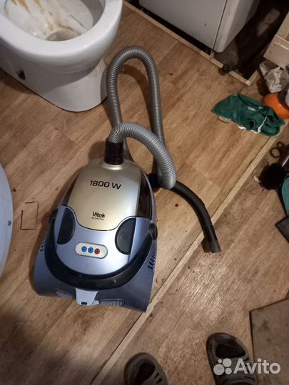 Пылесос Vitek с аквафильтром