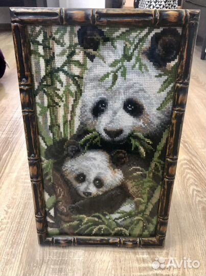 Картина в раме вышитая крестом Панда с детенышем