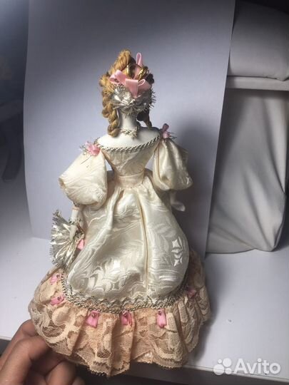 Кукла фарфоровая