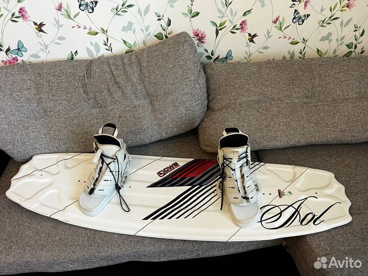 Доска для вейксерфинга с креплениями