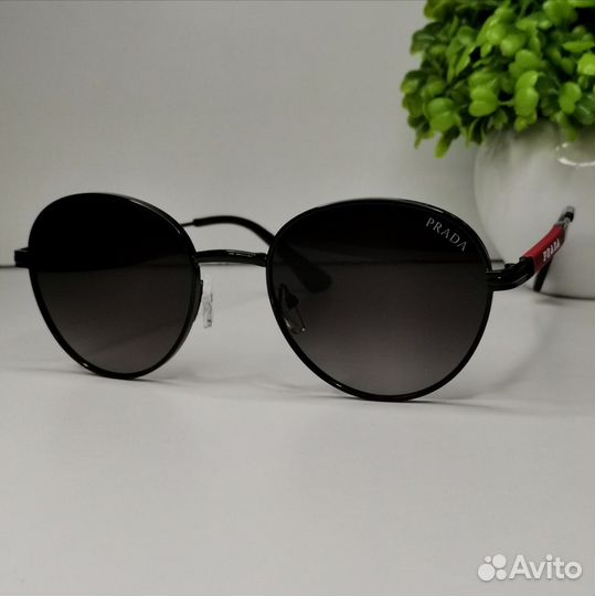 Очки солнцезащитные черные