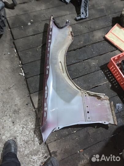 Крыло левое mercedes w202 с дефектом