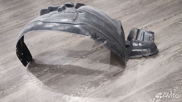 Подкрылок передний правый forester sg5