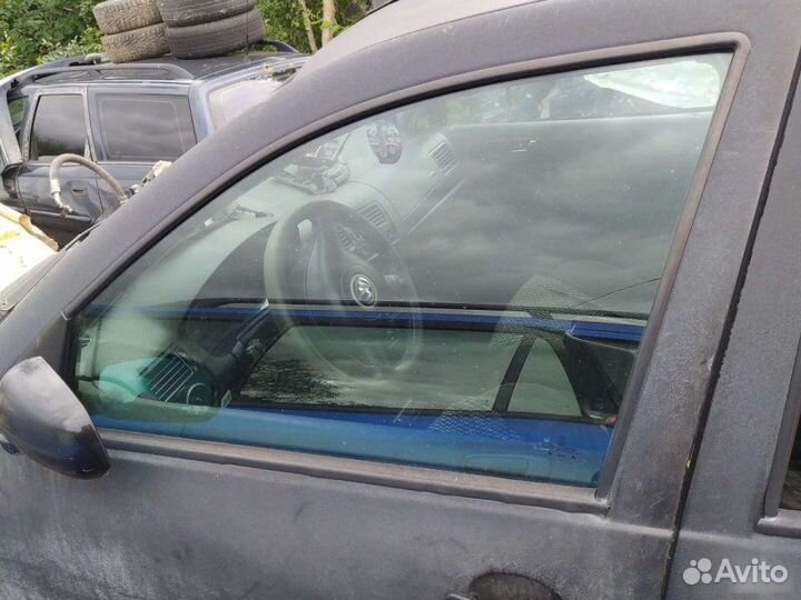 Стекло левое Volkswagen Jetta 2001