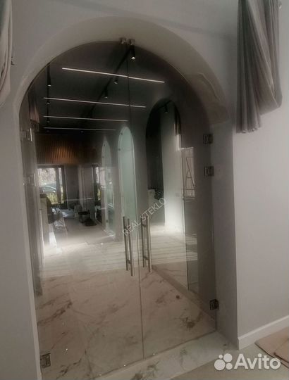 Стеклянная дверь по индивидуальным размерам