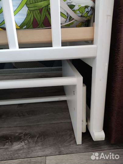 Детская кроватка с маятником