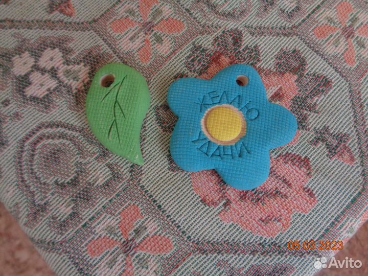 Маски, дудочки, папка для поздравлений