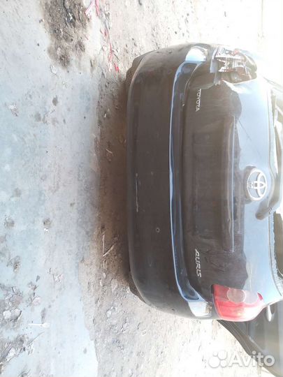 Бампер задний тойота аурис черный под парктроники