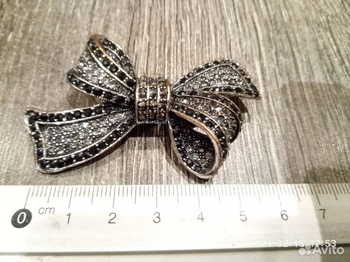 Броши в ассортименте