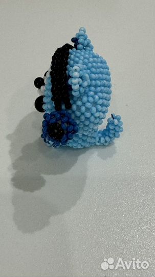 Котик голубого цвета из бусин
