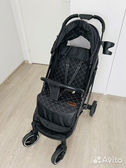 Прогулочная коляска Dearest с накидкой на ножки