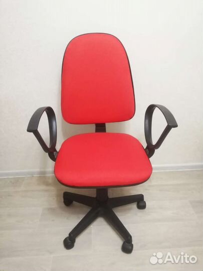 Компьютерное кресло в интерьер