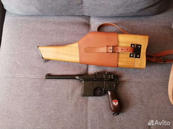 Модель и кобура