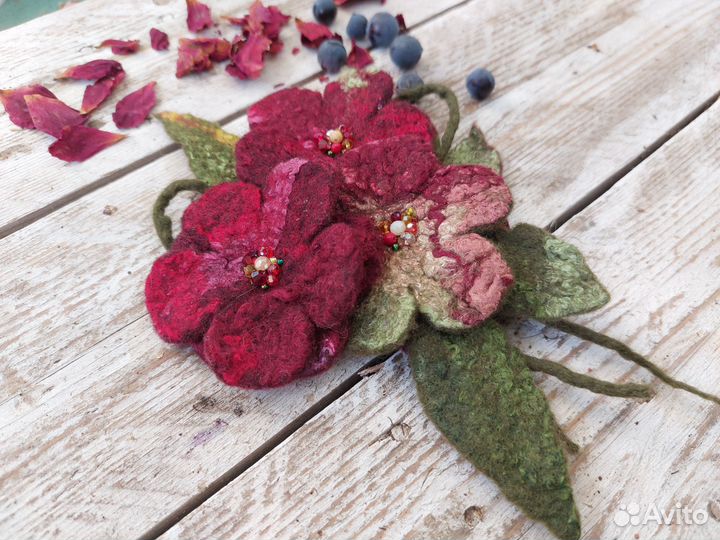 Брошь ручной работы цветок