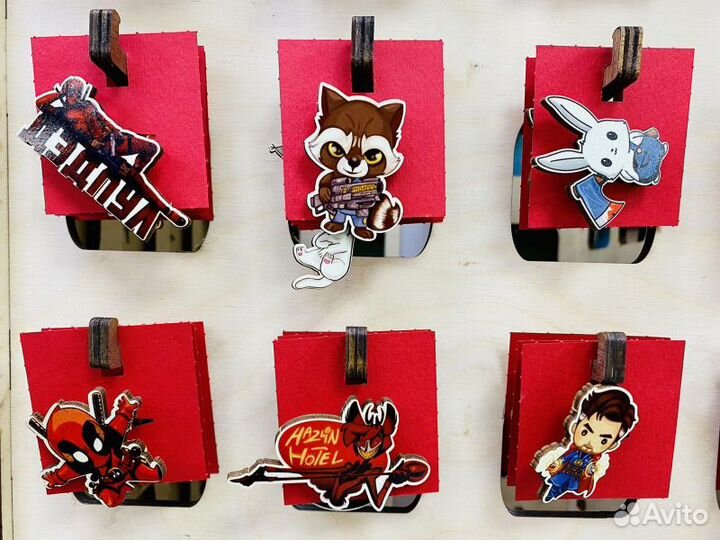 Значок деревянный светящийся в темноте