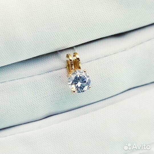 Золотая подвеска с камнем