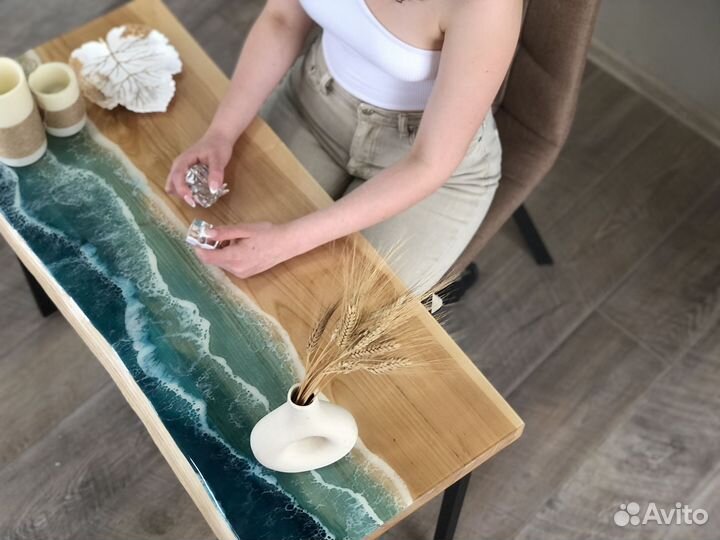 Стол из натурального дерева вяза